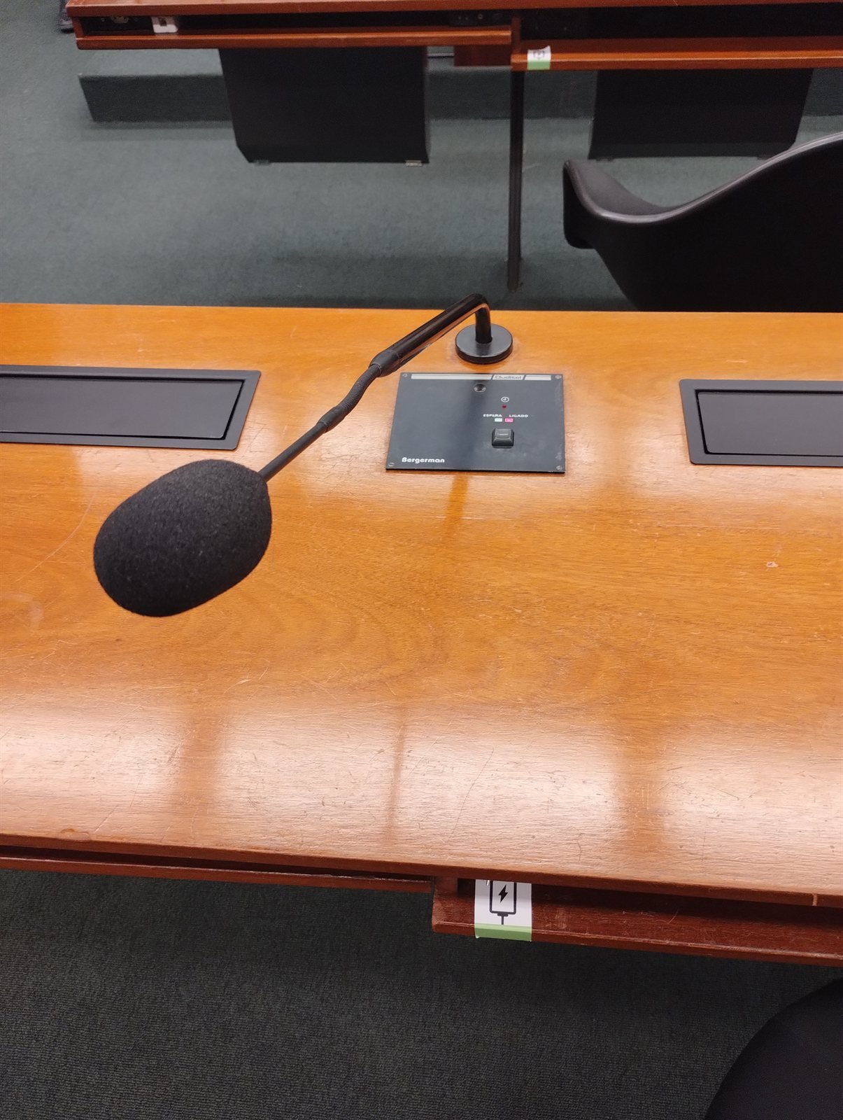 Microfone de bancada em plenário legislativo